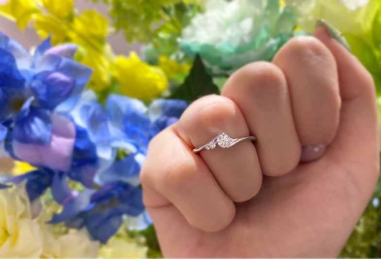福井市で見れるラザールダイヤモンドのウェーブの婚約指輪